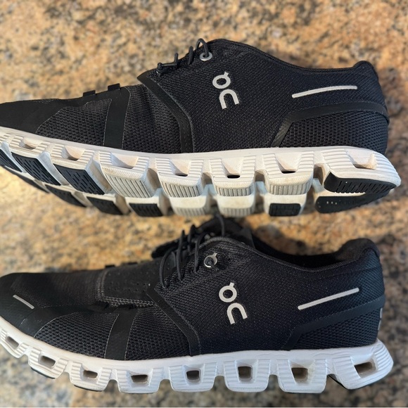 ON CLOUD 5 RUNNING SHOES 59.98904 Womens Size 10.5 Sneaker Black/white athletic - Picture 5 of 9